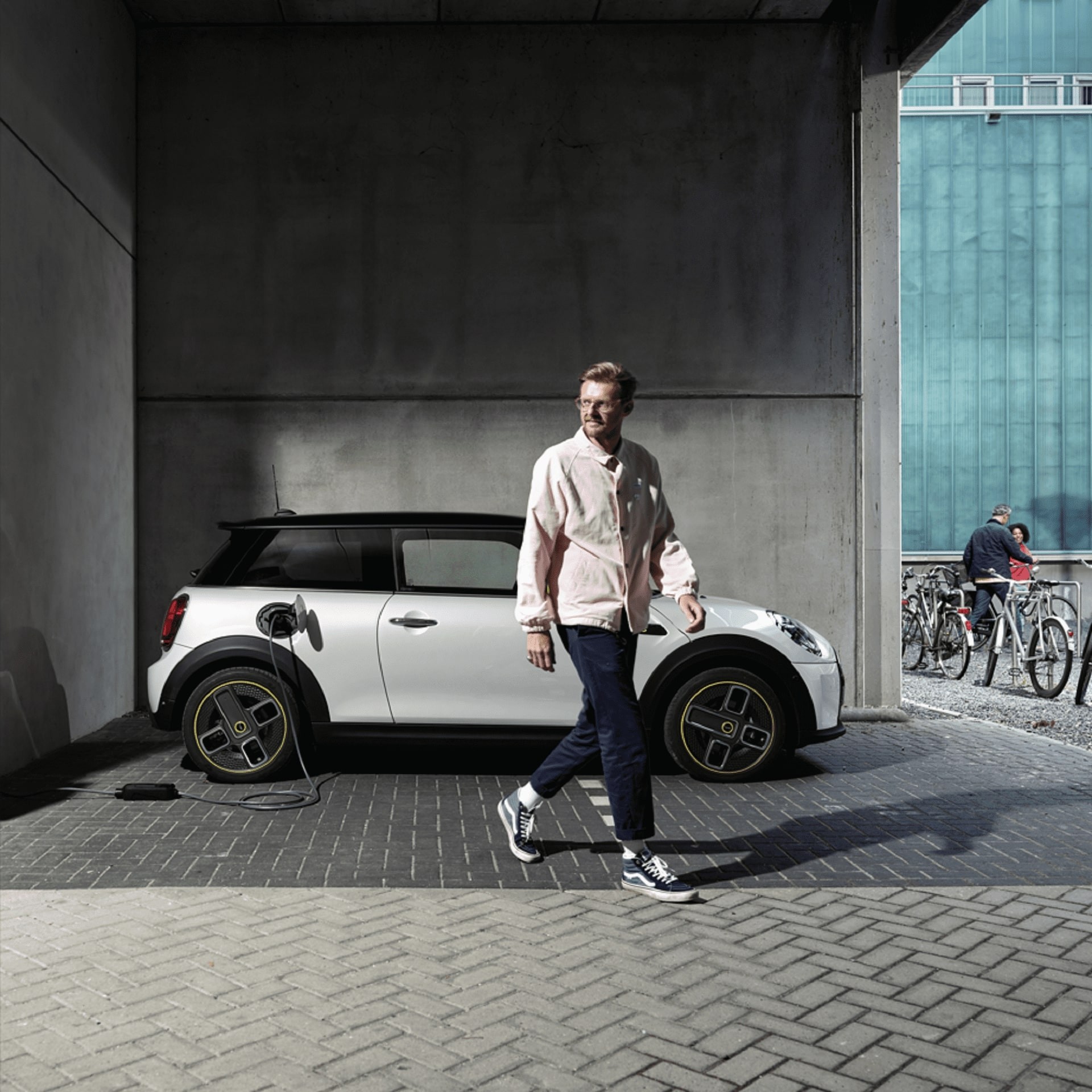 MINI Electric – silver and black – side view